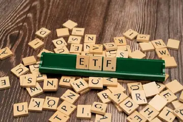 Біткойн, ефір, XRP, догекойн відстають від дев'ятинедельного ралі акцій на тлі охолодження попиту на ETF