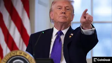 Біткойн спершу підскочив, а потім впав після скасування тарифів Трампа Верховним Судом