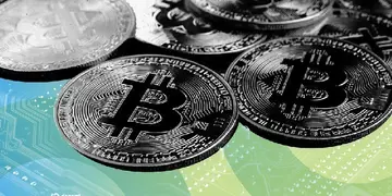 Біткойн знижується, тоді як золото та акції досягають нових рекордів