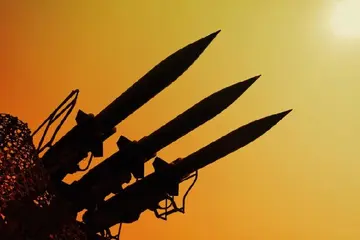 Біткоїн падає нижче $73,000 у зв'язку з ударами США по Ірану, що спричинили ліквідацію на $1 мільярд