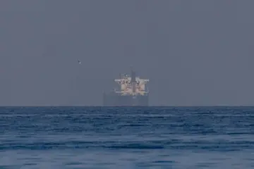 Біткоїн втратив $77,000, ефір і солана падають, оскільки протистояння в Ормузі підвищило ціни на нафту до тритижневого максимуму