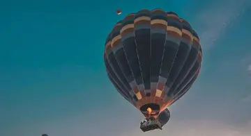 Біткоїн зростає до 77,000 доларів напередодні рішення Федрезерву, оскільки Трамп готується до тривалої блокади Хормузу