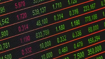 Чому Біткойн, XRP, Солана та Ефір знижуються, в той час як золото і срібло зростають?