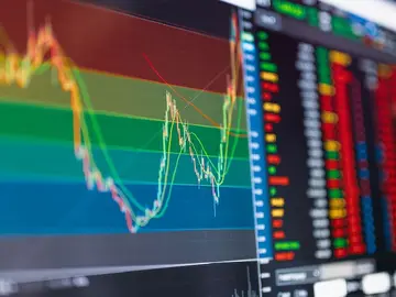 DOGE, XRP, SOL показывают признаки достижения ценового дна, в то время как трейдеры биткоина остаются оптимистичными