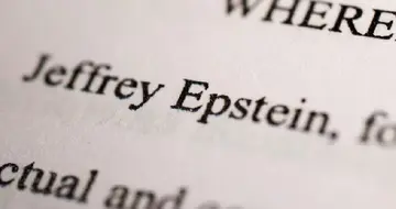 Епштейн спілкувався з провідними технічними фігурами, такими як Маск, Гейтс, Брин, Тіль, Хоффман та Сінофскі, протягом багатьох років.