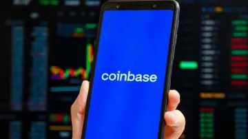 Фальшиві текстові повідомлення Coinbase призвели до крадіжки біткойнів на 900 тисяч доларів, США вимагає повернення конфіскованої криптовалюти