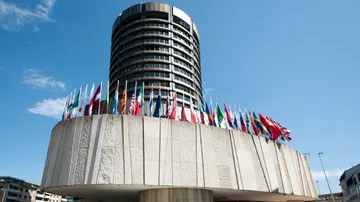 Глава Банк міжнародних розрахунків застерігає, що гонка за капітальними витратами на ШІ ґрунтується на непрозорому борговому фінансуванні, що створює системні ризики.