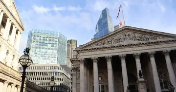 Глобальні регулятори переглядають правила криптобанкінгу на тлі зростання стейблкоїнів