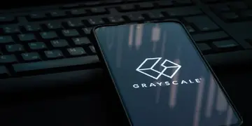 Grayscale по-прежнему лидирует среди всех американских спот биткойн ETF по доходам
