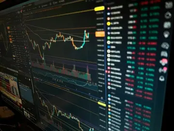 HYPE ненадовго обігнав Dogecoin, токени конфіденційності падають через удари США по Ірану, які тривожать ринки