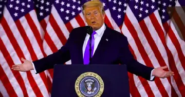 Іран оголосив про повне відкриття Ормузської протоки, біткойн коливається біля $77K