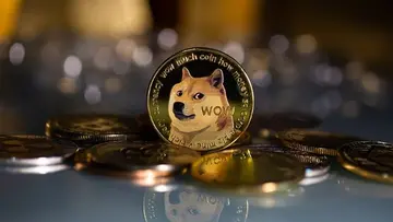 Монета Dogecoin на тлі розмитих монет.