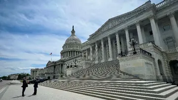 Капітолій США з людьми на тлі.