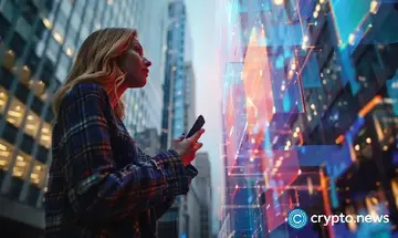 Жінка з телефоном на фоні цифрових будівель.