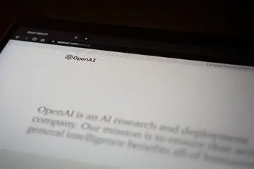 Сінтія Луміс пропонує законопроект про штучний інтелект, що вимагає від компаній зі штучного інтелекту розкривати технічні деталі