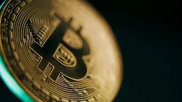 Тарифы угрожают стабильности - эксперт обсуждает рост биткойна на фоне последствий