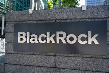 Споты XRP ETF в США: Пять возможных причин, по которым BlackRock колебался с подачей заявки на один