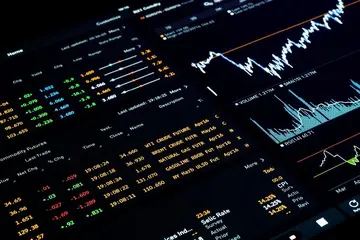 Трейдери біткоїнів готуються до шоку від NFP, використовуючи хеджування
